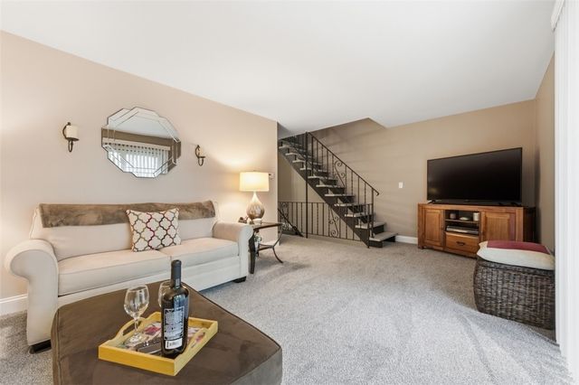 201 Woodbridge Dr, Ross Twp, PA 15237