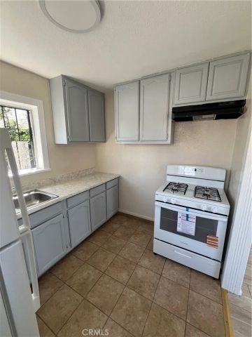 5216 S Budlong, Los Angeles, CA 90037