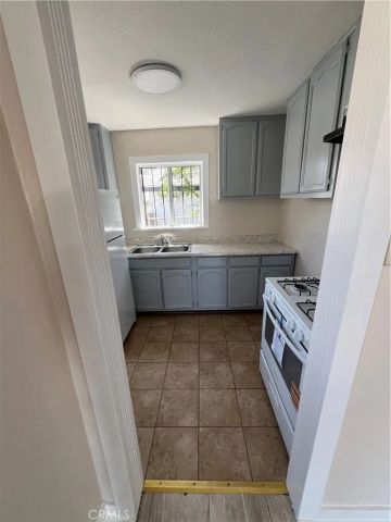 5216 S Budlong, Los Angeles, CA 90037