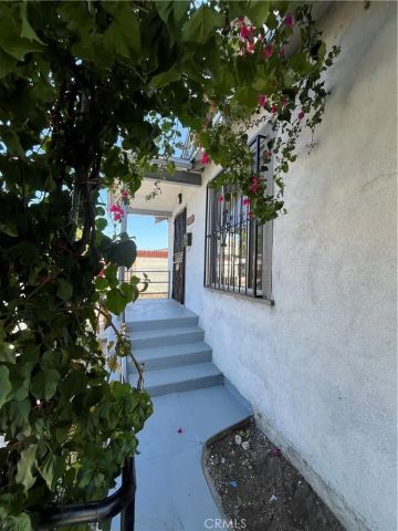5216 S Budlong, Los Angeles, CA 90037