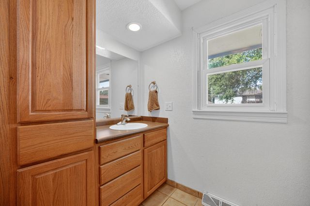 6820 NW 5th Court, Des Moines, IA 50313