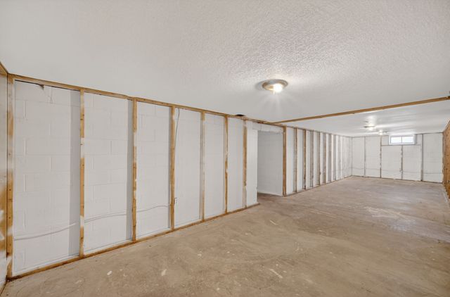 6820 NW 5th Court, Des Moines, IA 50313