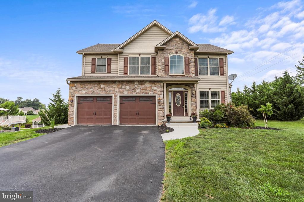2 MARTINS RIDGE DR, Hanover, PA 17331