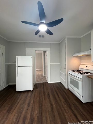 124 WIGGINS PL, San Antonio, TX 78214