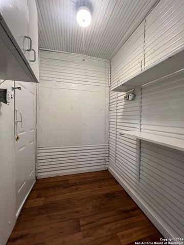 124 WIGGINS PL, San Antonio, TX 78214
