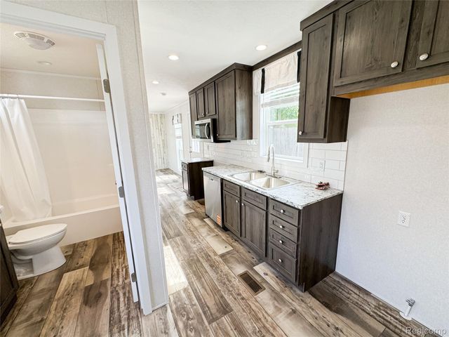 44 Retreat Way, Fenton Charter Township, MI 48430