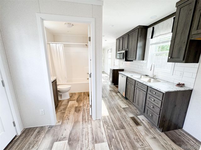 44 Retreat Way, Fenton Charter Township, MI 48430