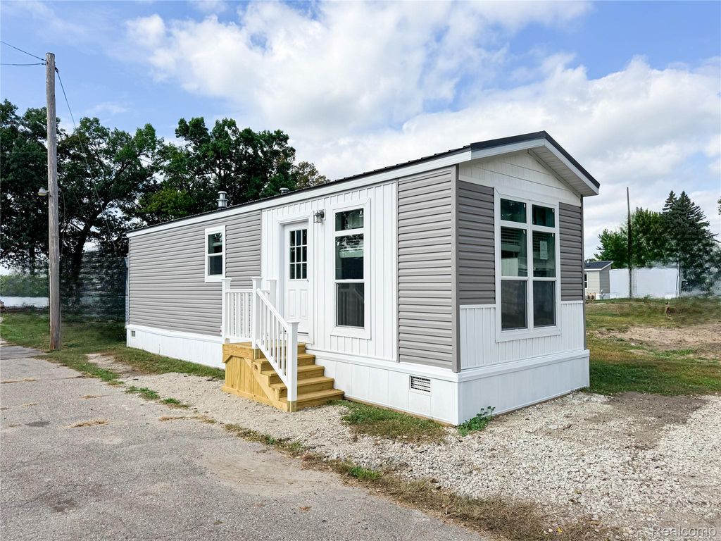 44 Retreat Way, Fenton Charter Township, MI 48430