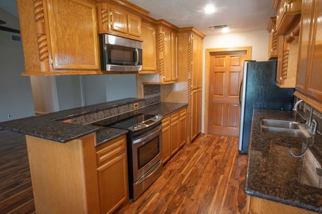 103 Sunflower Street, Lake Jackson, TX 77566