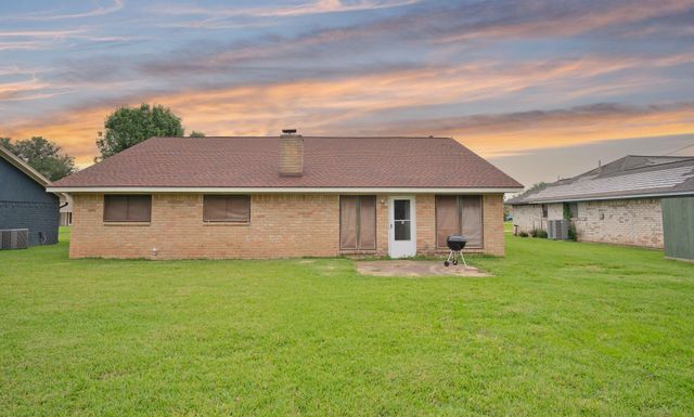 103 Sunflower Street, Lake Jackson, TX 77566