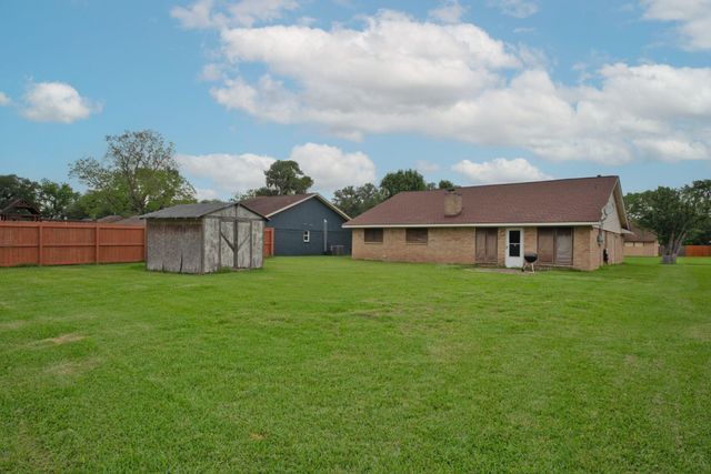 103 Sunflower Street, Lake Jackson, TX 77566