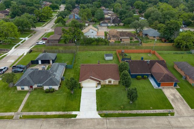 103 Sunflower Street, Lake Jackson, TX 77566