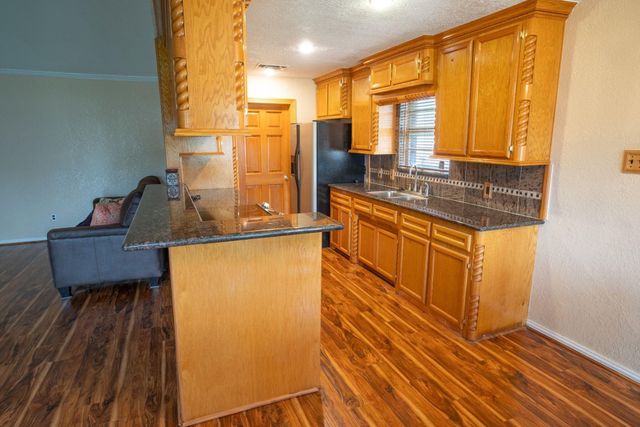103 Sunflower Street, Lake Jackson, TX 77566