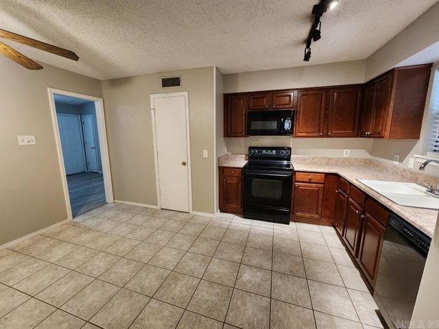 9 Smoking Oaks Drive, Maumelle, AR 72113