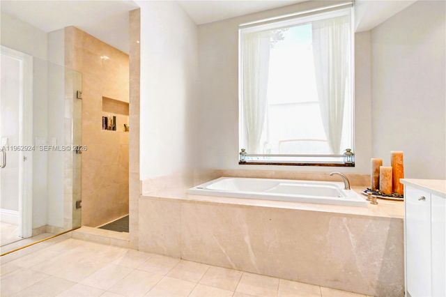 16500 Collins Ave TH-9, Sunny Isles Beach, FL 33160