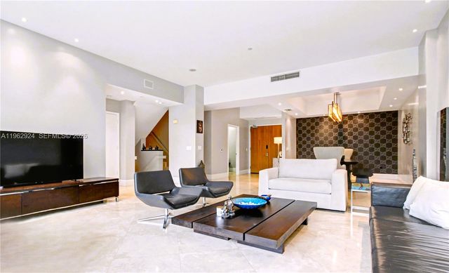 16500 Collins Ave TH-9, Sunny Isles Beach, FL 33160