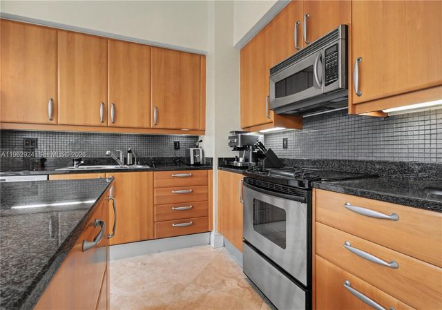 16500 Collins Ave TH-9, Sunny Isles Beach, FL 33160