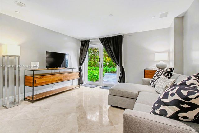 16500 Collins Ave TH-9, Sunny Isles Beach, FL 33160