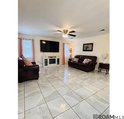 15337 Woodlore Dr, Baton Rouge, LA 70816