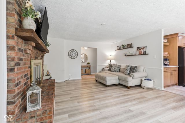 624 Colbarn Drive, Fishers, IN 46038