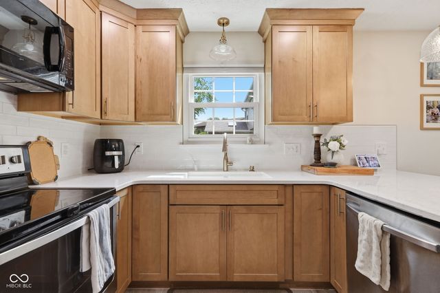 624 Colbarn Drive, Fishers, IN 46038