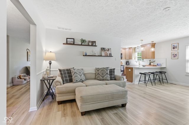 624 Colbarn Drive, Fishers, IN 46038