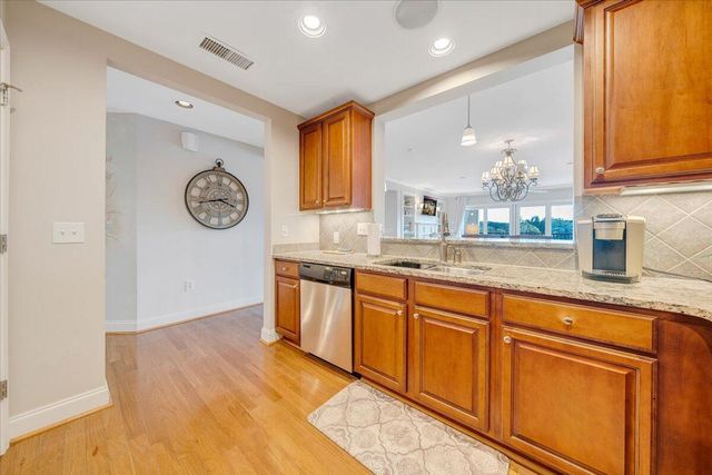 100 Bridgewater Pointe Pl Unit 502, Moneta, VA 24121