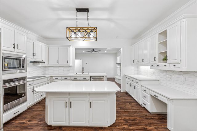 7011 Gunston Lane, Arlington, TX 76017