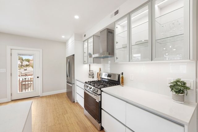 86 Cypress St 1, Watertown, MA 02472