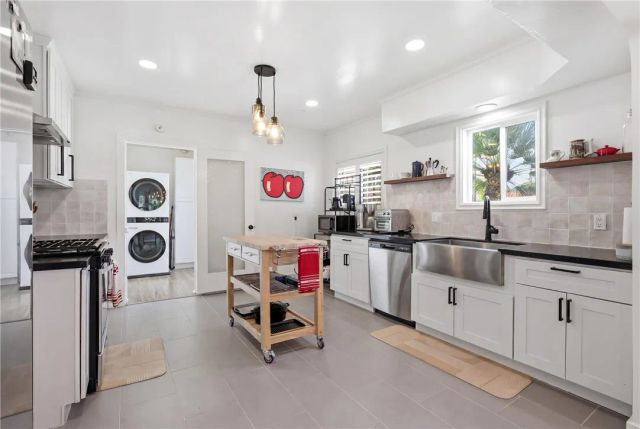 1011 W Cypress, Redlands, CA 92373