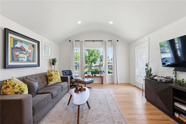 1011 W Cypress, Redlands, CA 92373
