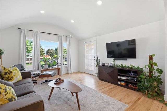 1011 W Cypress, Redlands, CA 92373