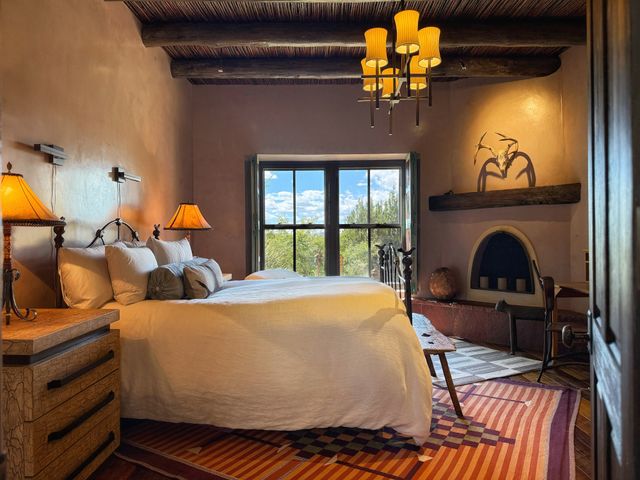 77 Headquarters Trail, Santa Fe, NM 87506