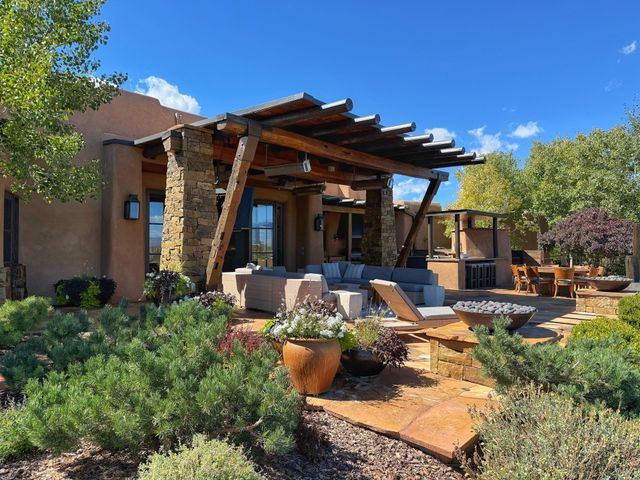 77 Headquarters Trail, Santa Fe, NM 87506
