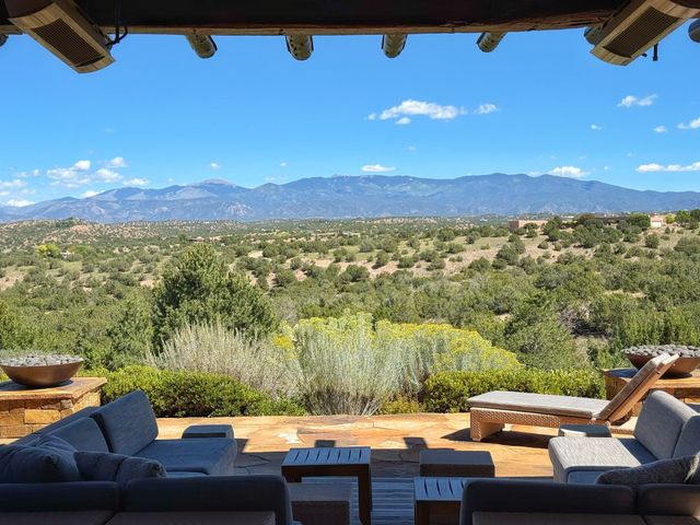 77 Headquarters Trail, Santa Fe, NM 87506