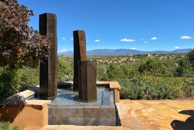 77 Headquarters Trail, Santa Fe, NM 87506