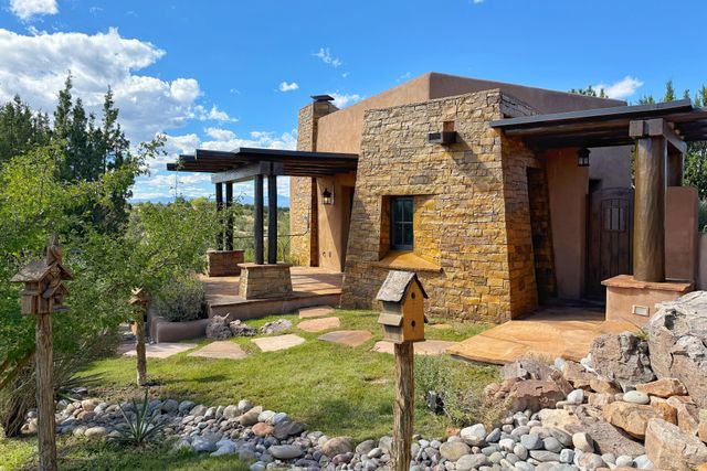 77 Headquarters Trail, Santa Fe, NM 87506