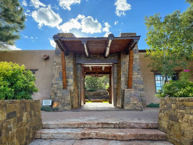 77 Headquarters Trail, Santa Fe, NM 87506