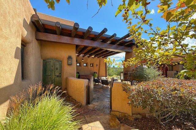 77 Headquarters Trail, Santa Fe, NM 87506