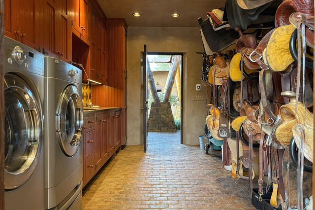 77 Headquarters Trail, Santa Fe, NM 87506