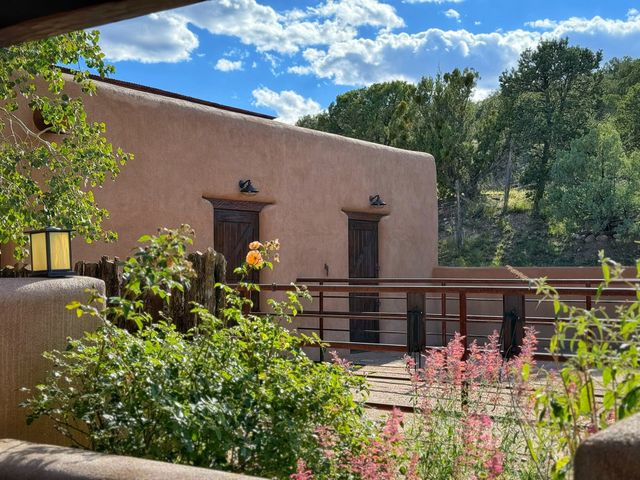 77 Headquarters Trail, Santa Fe, NM 87506