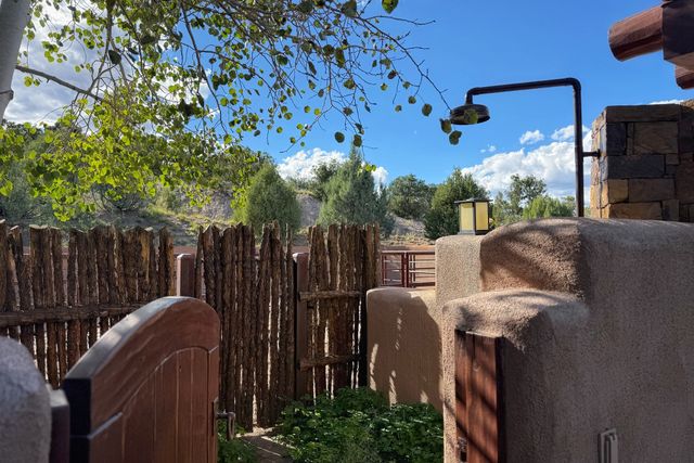 77 Headquarters Trail, Santa Fe, NM 87506