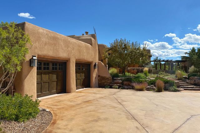 77 Headquarters Trail, Santa Fe, NM 87506