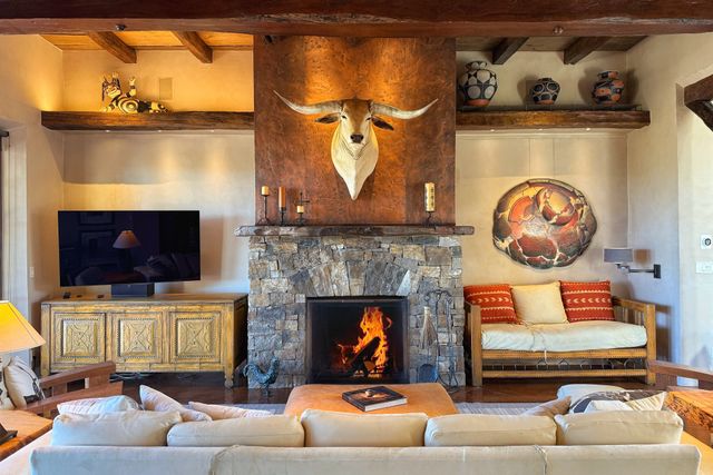 77 Headquarters Trail, Santa Fe, NM 87506
