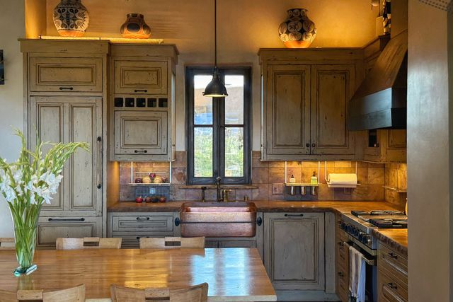 77 Headquarters Trail, Santa Fe, NM 87506