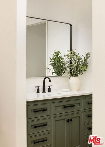1098 Everett Place, Los Angeles, CA 90026