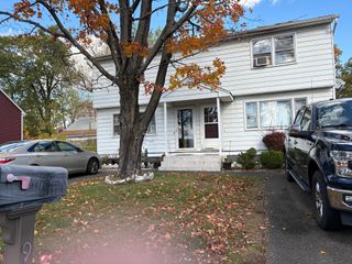 97-99 Pine Grove St, Springfield, MA 01119