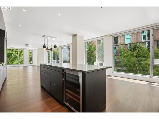 937 Nw GLISAN St 237, Portland, OR 97209