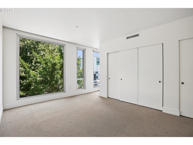 937 Nw GLISAN St 237, Portland, OR 97209