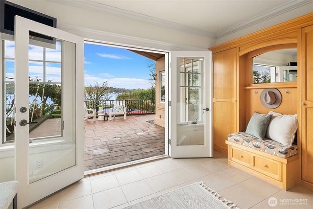 8772 Sand Point Way NE, Seattle, WA 98115